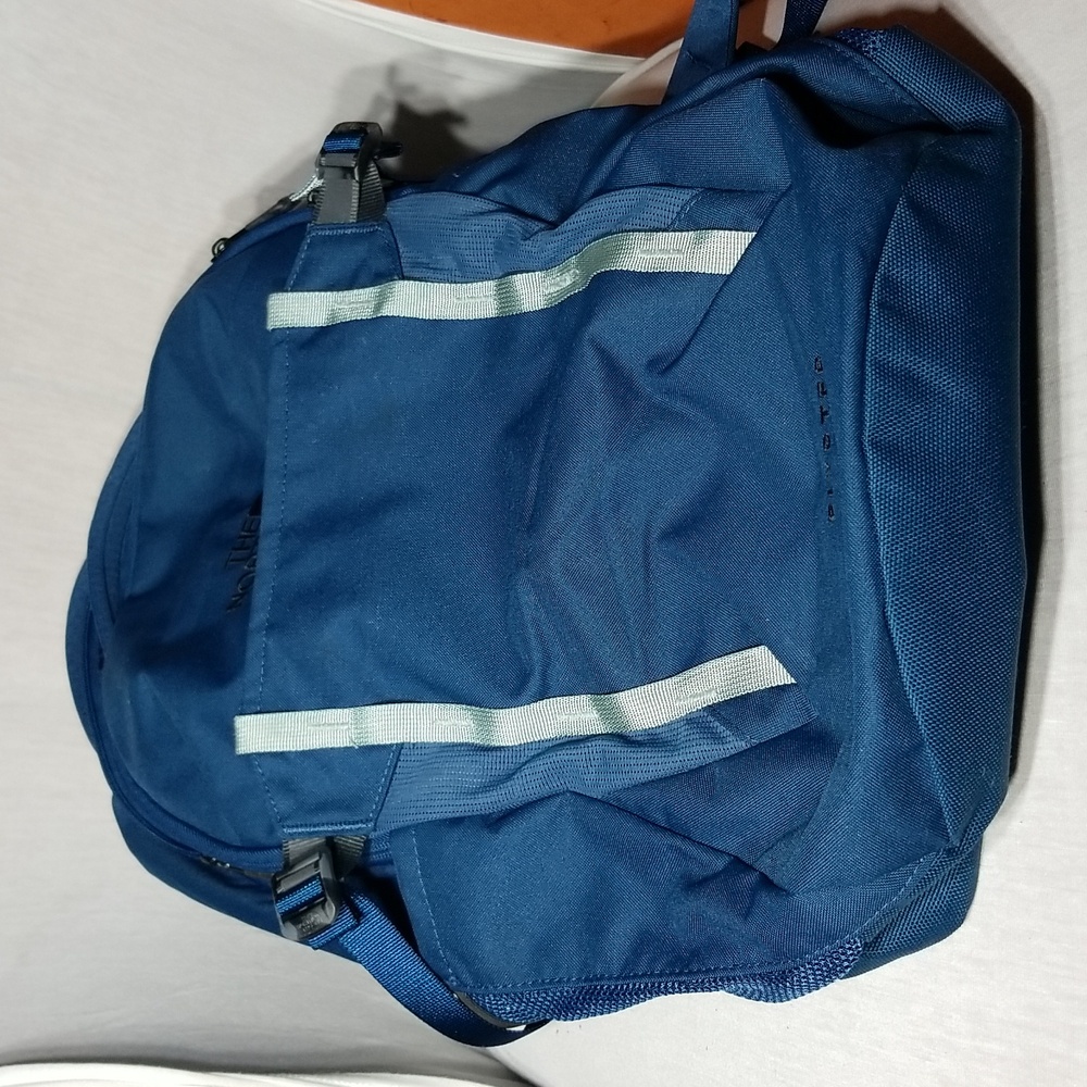 The north face Women's pivoter 22L backpack
